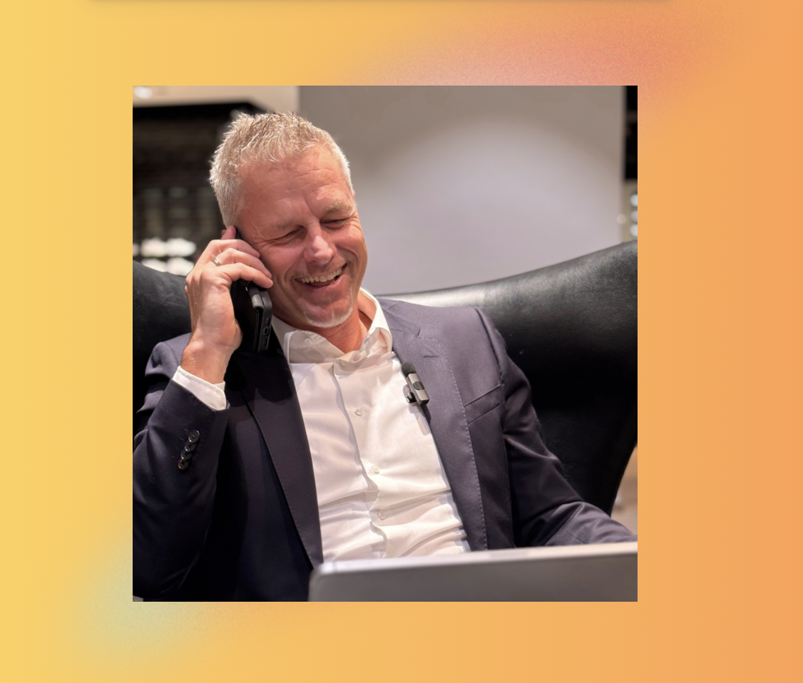 Christian Ettl während des Interviews im Arbeitsalltag – ein Vorbild dafür, wie Lernen, Verantwortung und Praxis zusammenwirken.