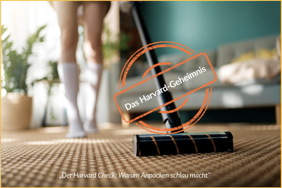 ugendlicher beim Staubsaugen im Haushalt, ergänzt um einen grafischen Stempel zur Harvard Grant Study über den Erfolg durch Hands-on-Mentalität.