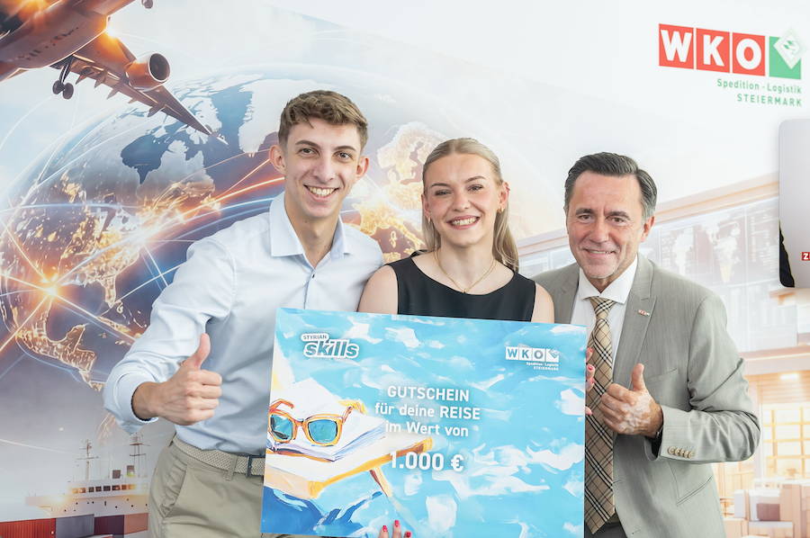 Siegerin Judith Rienessel mit Staatsmeister Paul Zadravec und Fachgruppenobmann Norbert Adler bei den StyrianSkills der Spediteure