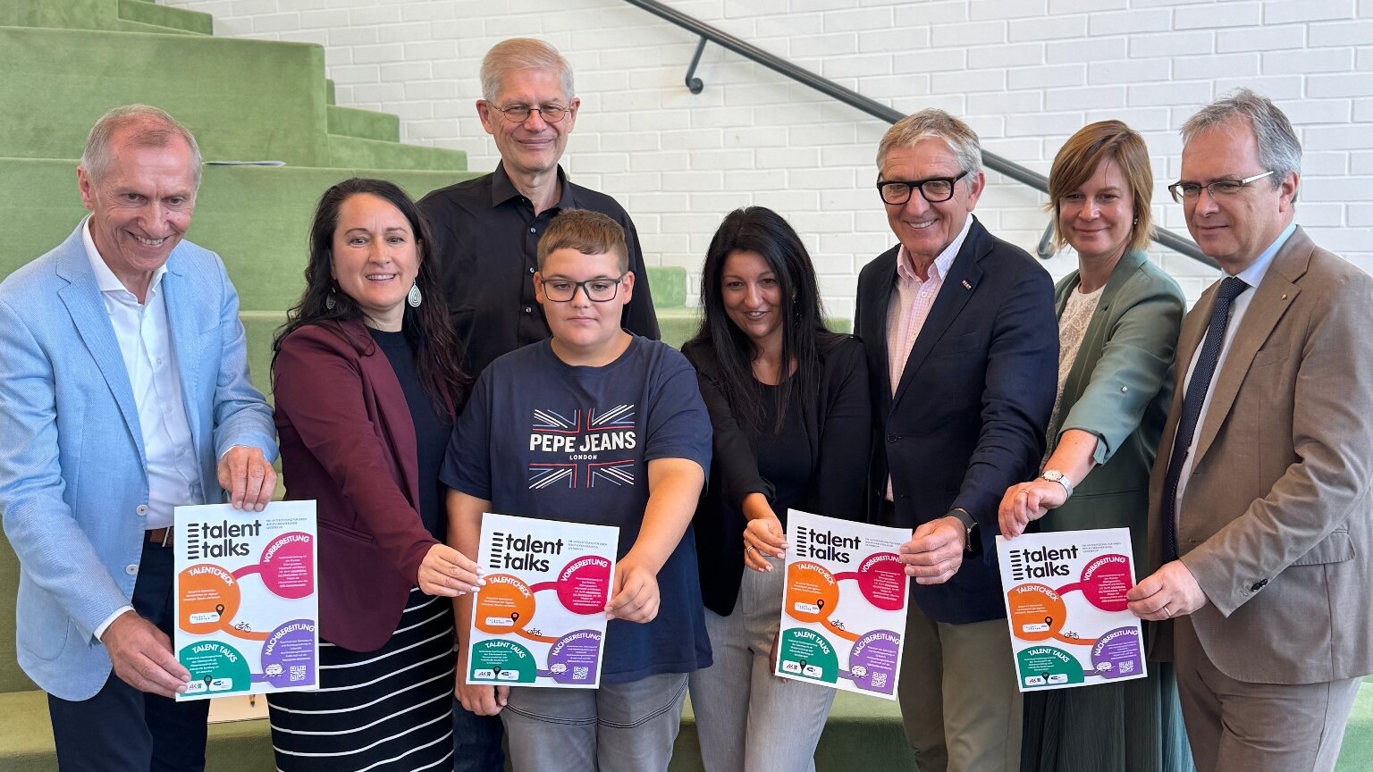 Schüler Raphael steht im Talentcenter zwischen Vertreterinnen und Vertretern von WKO, Arbeiterkammer, AMS und Universität Graz, die die Initiative „Talent Talks“ präsentieren.