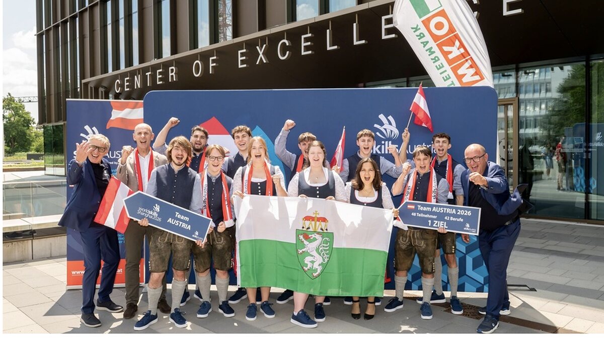 Zwölf steirische Teilnehmerinnen und Teilnehmer der WorldSkills 2026 mit der Steiermark-Fahne